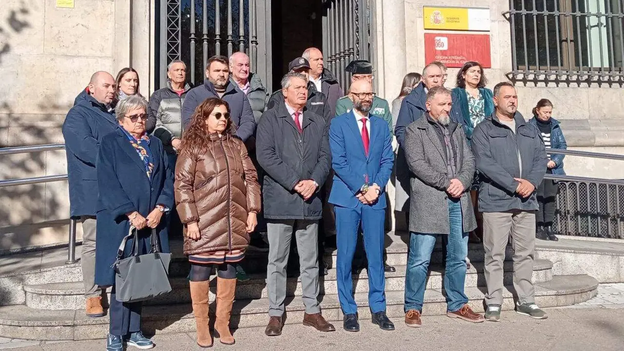 Minuto de silencio institucional este martes en la Subdelegación del Gobierno en León por los dos últimos asesinatos machistas.