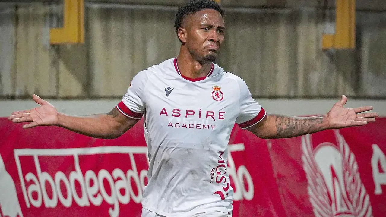 Ribeiro celebra su gol, que el equipo defendió como un tesoro.