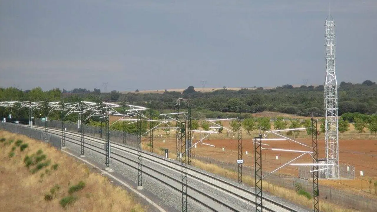 Adif ha contratado por 2,6 millones de euros las labores de mantenimiento de las instalaciones de telecomunicaciones móviles GSM-R del tramo La Robla-Pola de Lena (Variante de Pajares), de 50 km de longitud, que conecta en alta velocidad León y Asturias. Foto: Adif