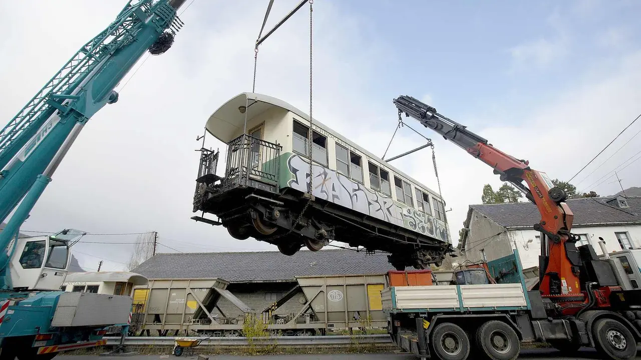 Recepción de los coches de pasajeros del tren turístico del Ponfeblino. Foto: César Sánchez.