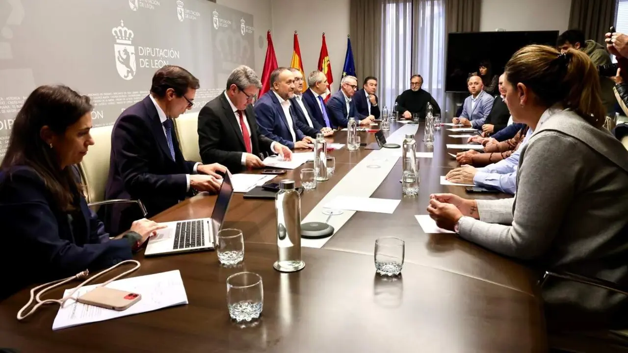 La Diputación de León acoge una reunión del secretario de Estado de Transportes y Movilidad Sostenible, José Antonio Santano, con los alcaldes por cuyos municipios transcurre la línea de Feve, y a la que acuden también el presidente provincial, Gerardo Álvarez Courel, y el vicepresidente, Roberto Aller, como anfitriones