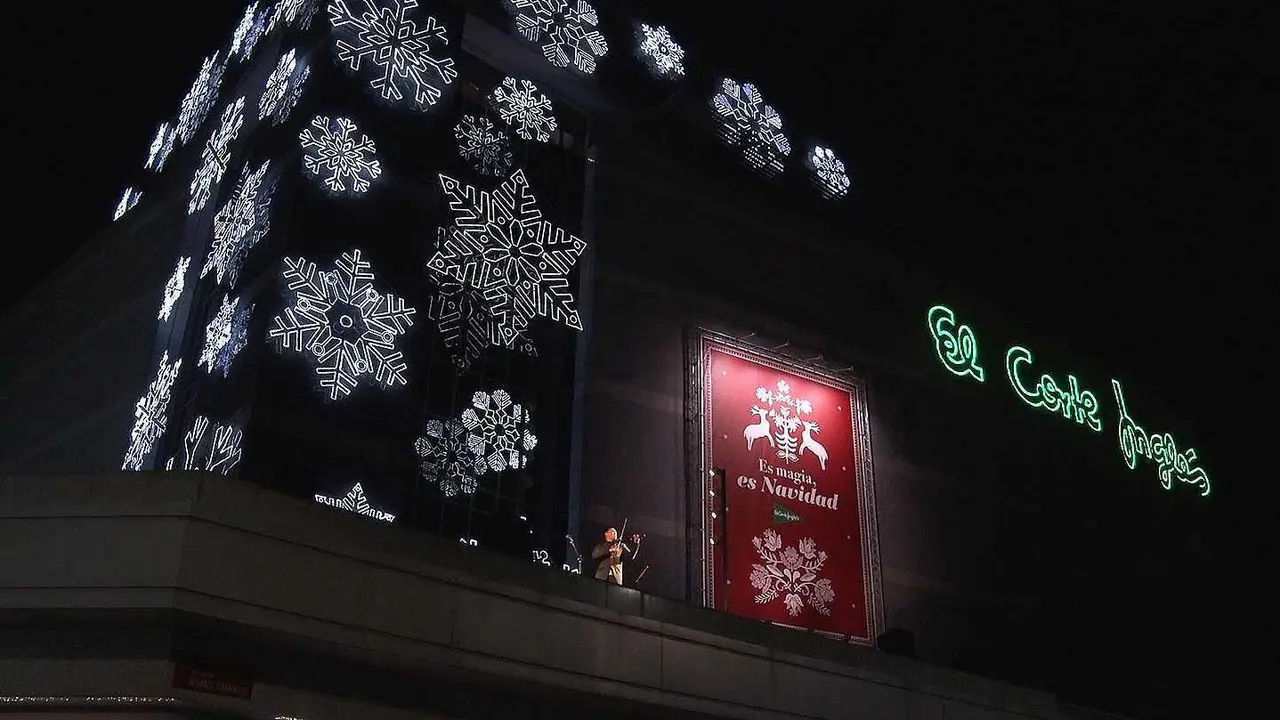 Este viernes la fachada de El Corte Inglés se vestirá de nuevo de color y Navidad.