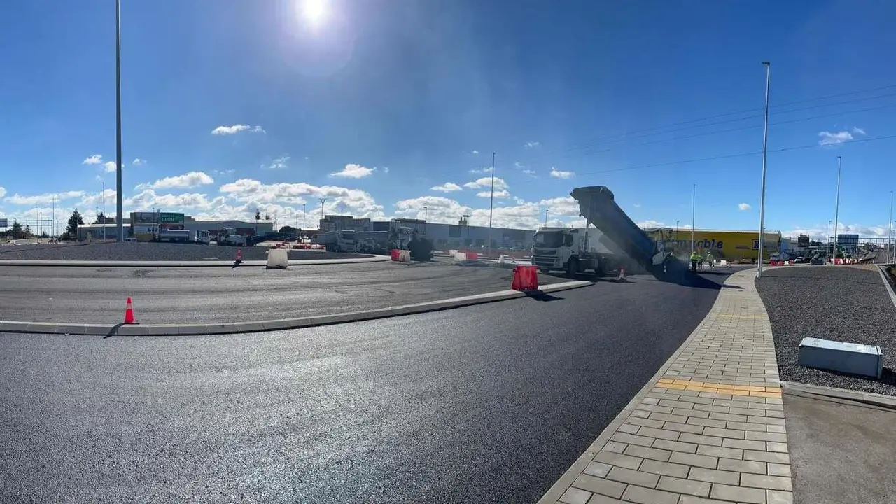 La nueva glorieta de Trobajo reabre el acceso desde la N-120 tras dos años de bloqueo y desbloquea un paso clave en el alfoz. La infraestructura, utilizada por cerca de 30.000 vehículos diarios, recupera la conexión anulada desde un accidente ocurrido en 2022 y culmina una obra que ha acumulado más de año y medio de trabajos.