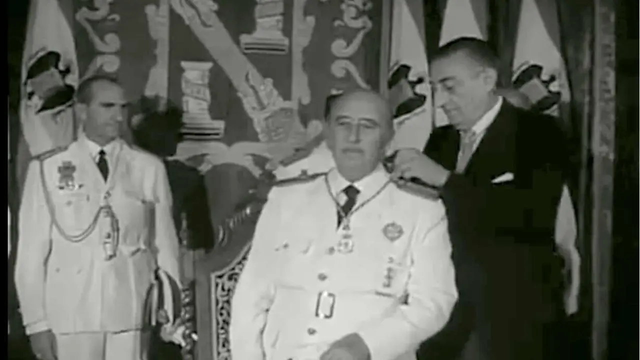 El dictador Francisco Franco, en el momento de recibir la medalla de León.