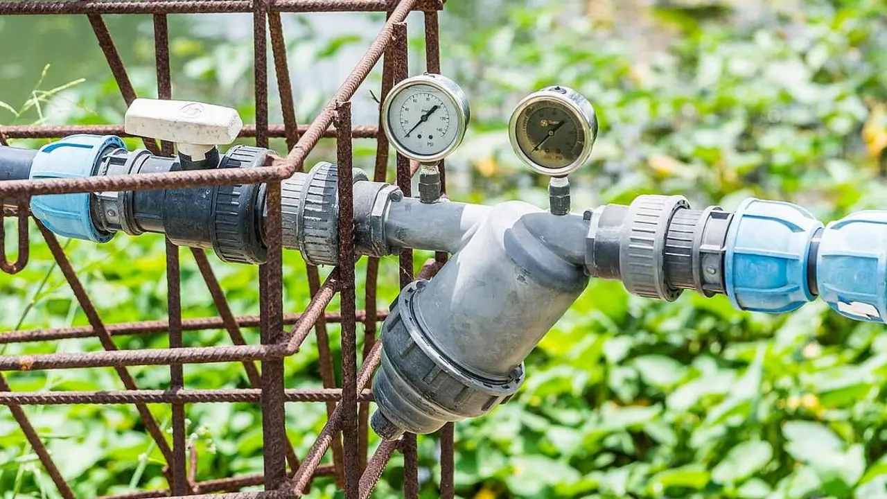 Imagen de una de las conexiones de riego en el campo.