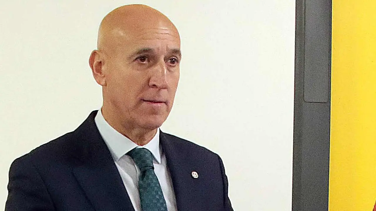 El alcalde de León, José Antonio Diez, durante la presentación a los directores de los colegios de León las actividades del Coto Escolar.