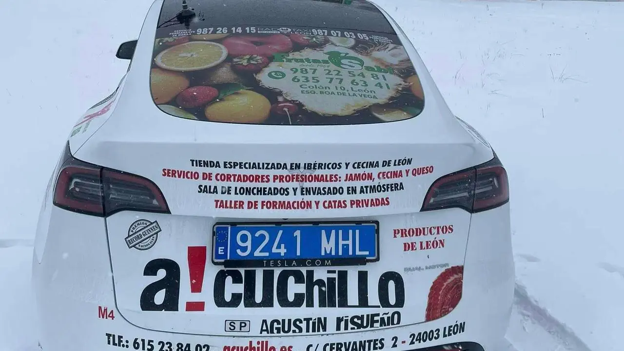 David González incorpora convierte el primer Tesla del servicio público de taxi de León en una valla de publicidad con una decena de anuncios que no deja indiferente a ningún cliente.