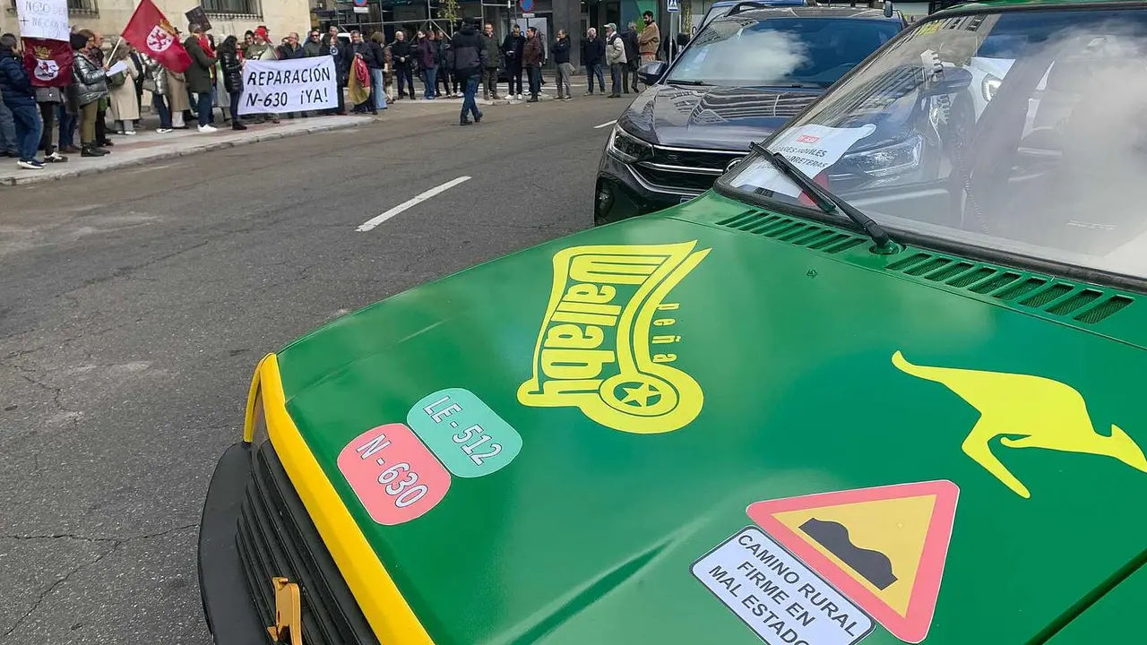 La N-630, la carretera que vertebra el sur de la provincia de León, volvió a convertirse este viernes en símbolo del malestar municipal. Alcaldes y vecinos de Valencia de Don Juan, Villamañán, Valdevimbre, Ardón, Cembranos, Onzonilla, Ribaseca y León protagonizaron una caravana de una treintena de coches que confluyó en la capital alrededor del mediodía para denunciar el “pésimo estado” de la vía. Fotos: A.F. Reca