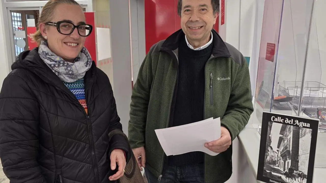 Santiago Castelao junto la técnico de Turismo en el ingreso de lo recaudado. Foto facilitada por CxB.