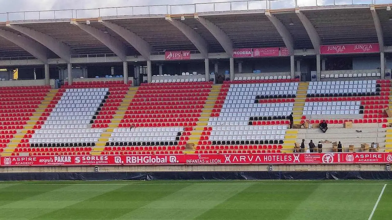 La Cultural detalla su plan de reformas en el Reino de León para consolidar su regreso a Segunda | El club renueva asientos, inaugura una zona VIP y prepara un proyecto de palcos pendiente de una reunión con el Ayuntamiento. Fotos: M.A. García