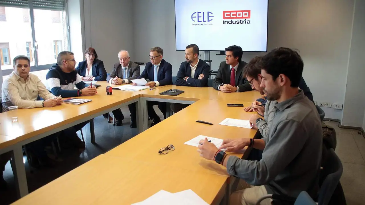 Representantes de la Federación Leonesa de Empresarios y del sindicato CCOO comparecen tras la firma del convenio colectivo de trabajo del sector de la industria siderometalúrgica de la provincia. Foto: Peio García