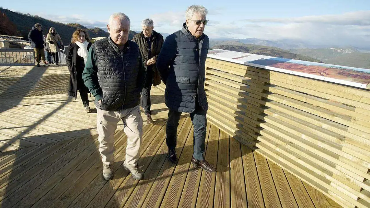 Concluye la reconstrucción del Mirador de Orellán después de fuera arrasado por el fuego este verano. Fotos: César Sánchez