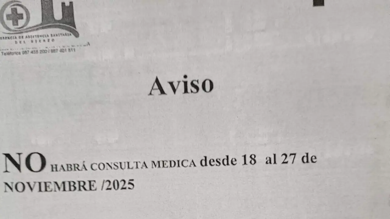 Cartel en la puerta del consultorio puesto tras su cierre. Foto facilitada por CxB.