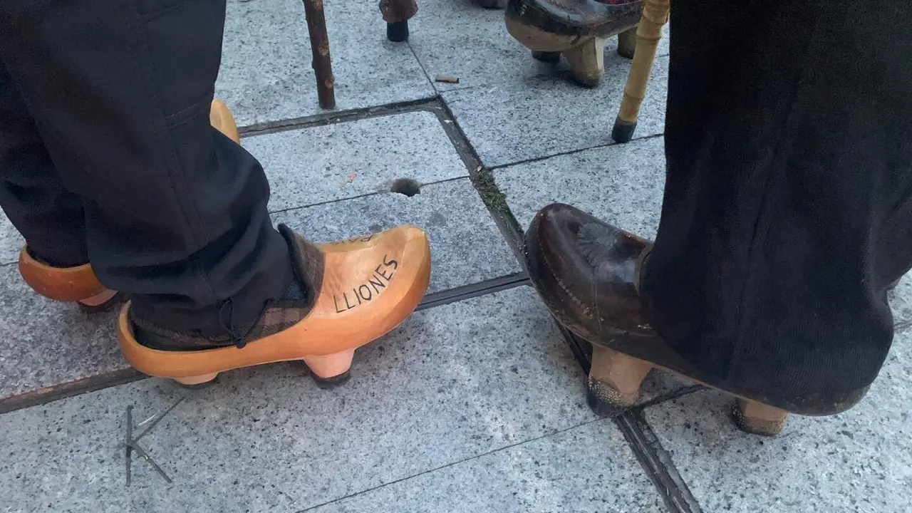 El centro de León se transformó en el escenario de la IV Madreñada este sábado.