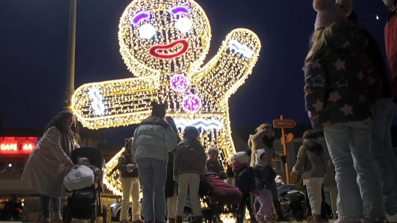 La localidad leonesa de Almanza inauguró este sábado su espectacular iluminación navideña.