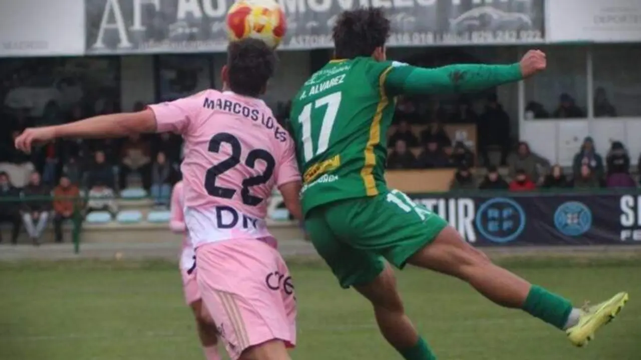 Un lance del partido de este sábado entre el Atlético Astorga y el Vetusta asturiano. Foto: Cantera1926