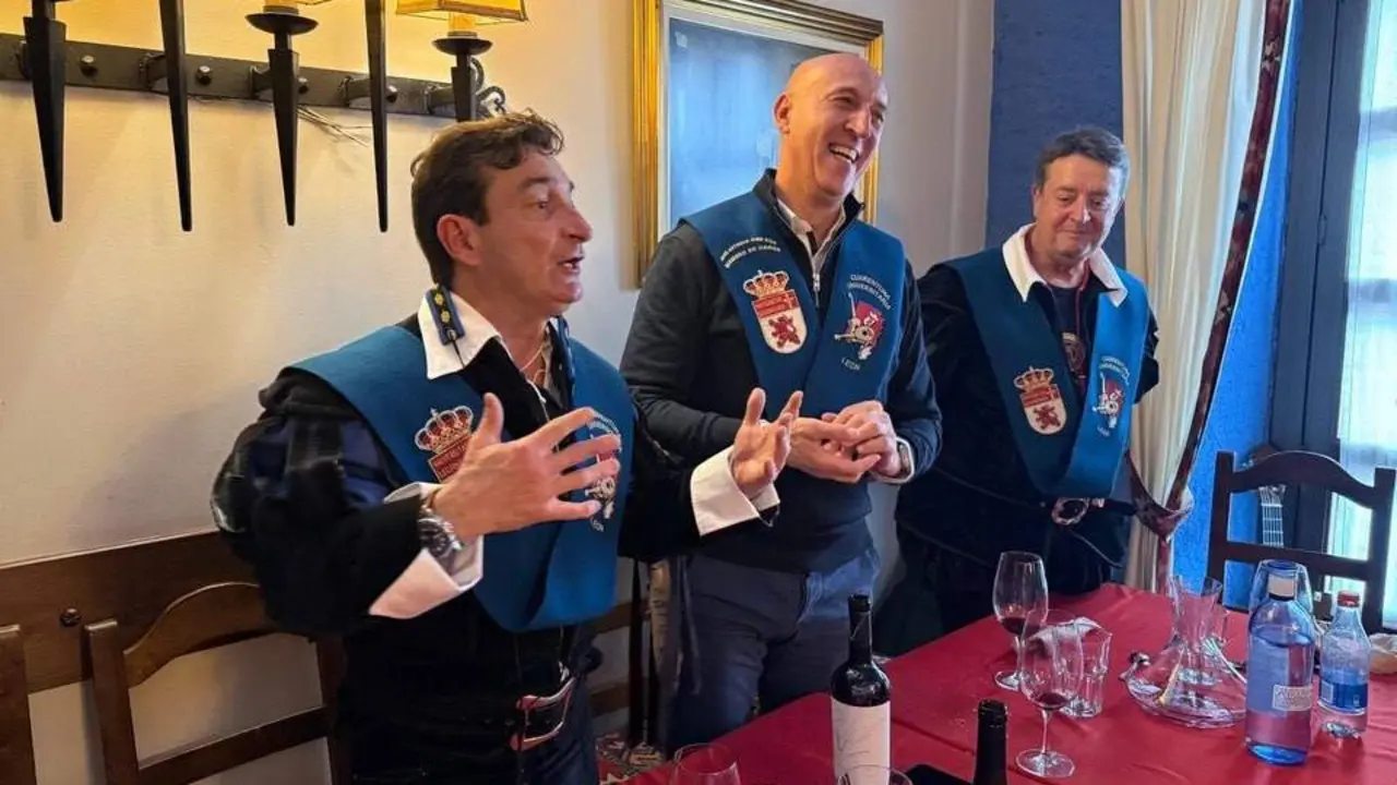 El alcalde de León, José Antonio Diez (centro), con la beca que le distingue como miembro honorífico de la Curentuna Universitaria de León. Foto: JAD