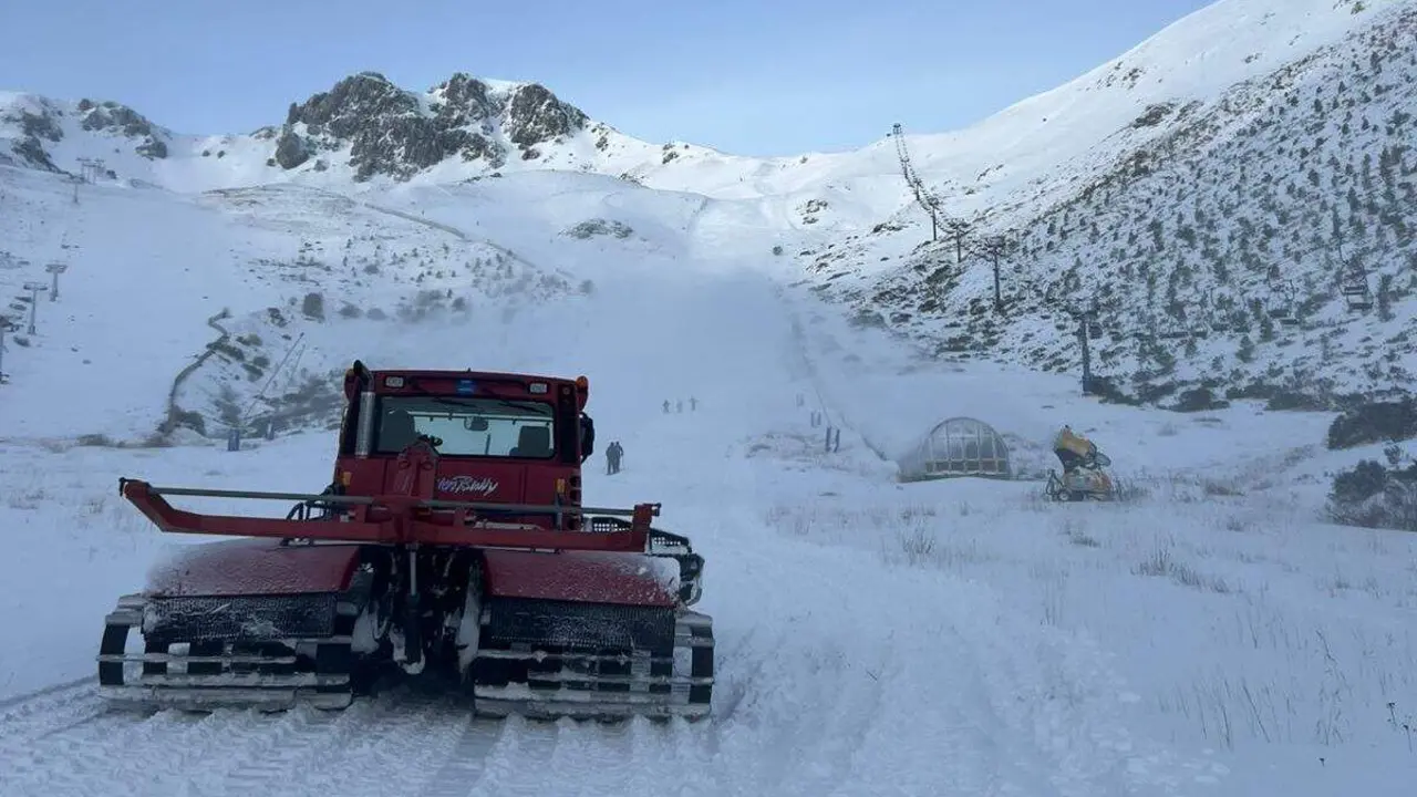 San Isidro se cubre de blanco y prepara ya el inicio de la campaña de nieve el 1 de diciembre. Foto: Estación Invernal de San Isidro