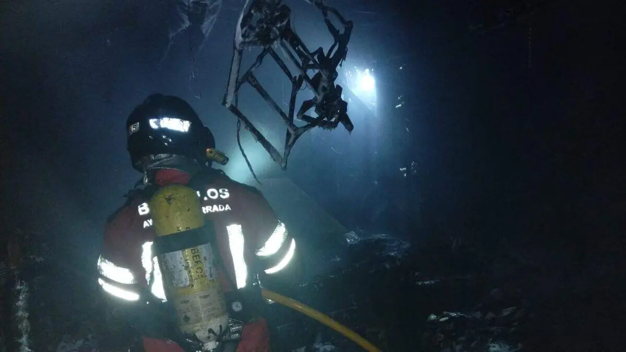 La vivienda de Cacabelos resultó totalmente calcinada. Foto: Bomberos Speis Ponferrada