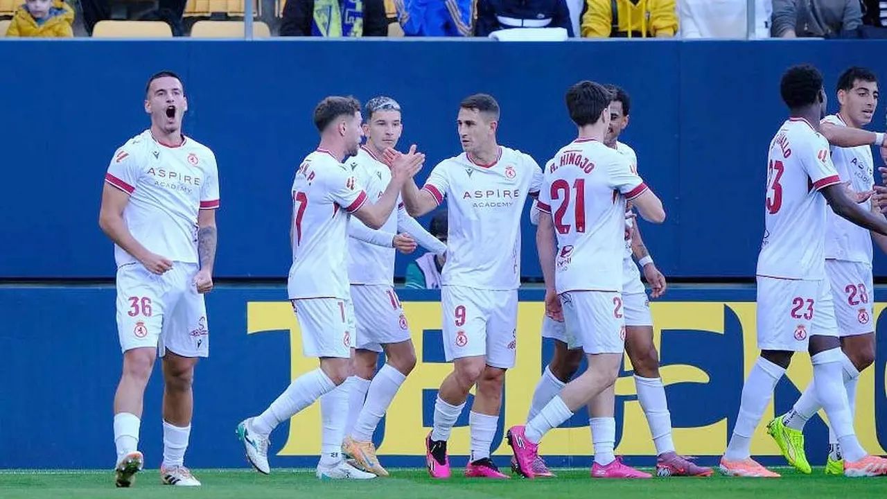 Los jugadores de la Cultural remontan el gol de Barzic.