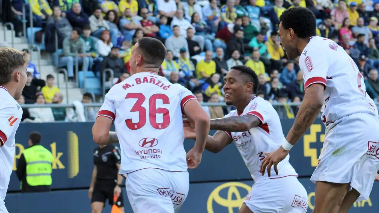 El equipo del 'Cuco' Ziganda se impone al Cádiz remontando un 1-0 adverso y con Badia como protagonista tras detener un penalti y ser determinante en los minutos claro.