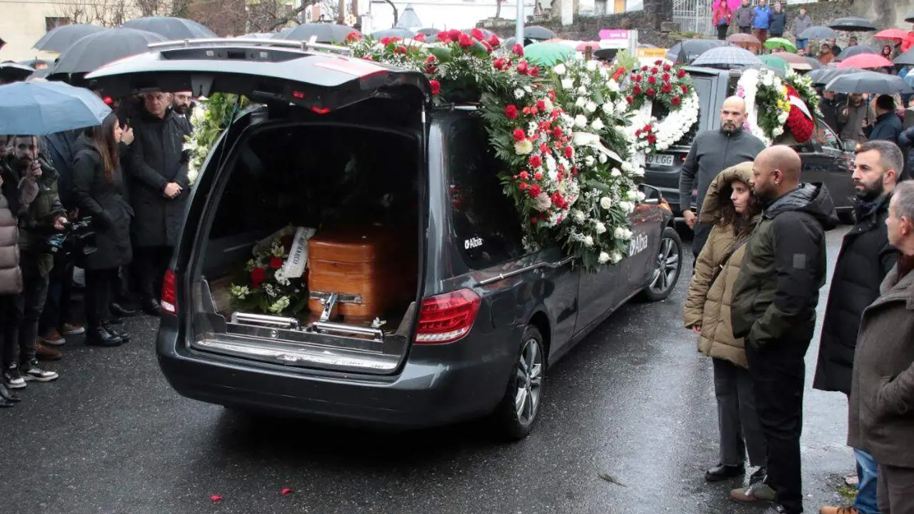 Familiares y amigos acompañan el cuerpo de Anilson Soares durante su funeral en Villablino. Foto: Peio García