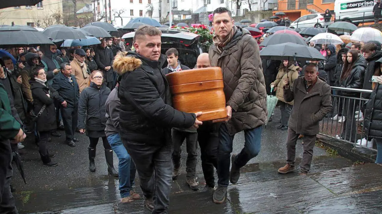 El presidente de la Junta, Alfonso Fernández Mañueco asiste al funeral por el minero fallecido acompañado por el presidente del Principado, Adrián Bardón y el consejero de Fomento, Juan Carlos Suárez Quiñones. Fotos: Peio García
