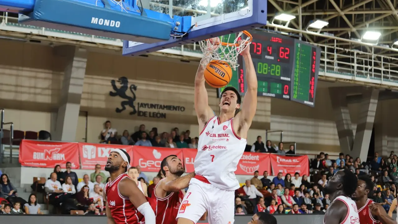 La Cultural se impone al colista en medio del desconcierto. Un parcial demoledor tras el descanso sostiene a un equipo leonés que volvió a sufrir en los minutos finales. Fotos: Isaac Llamazares