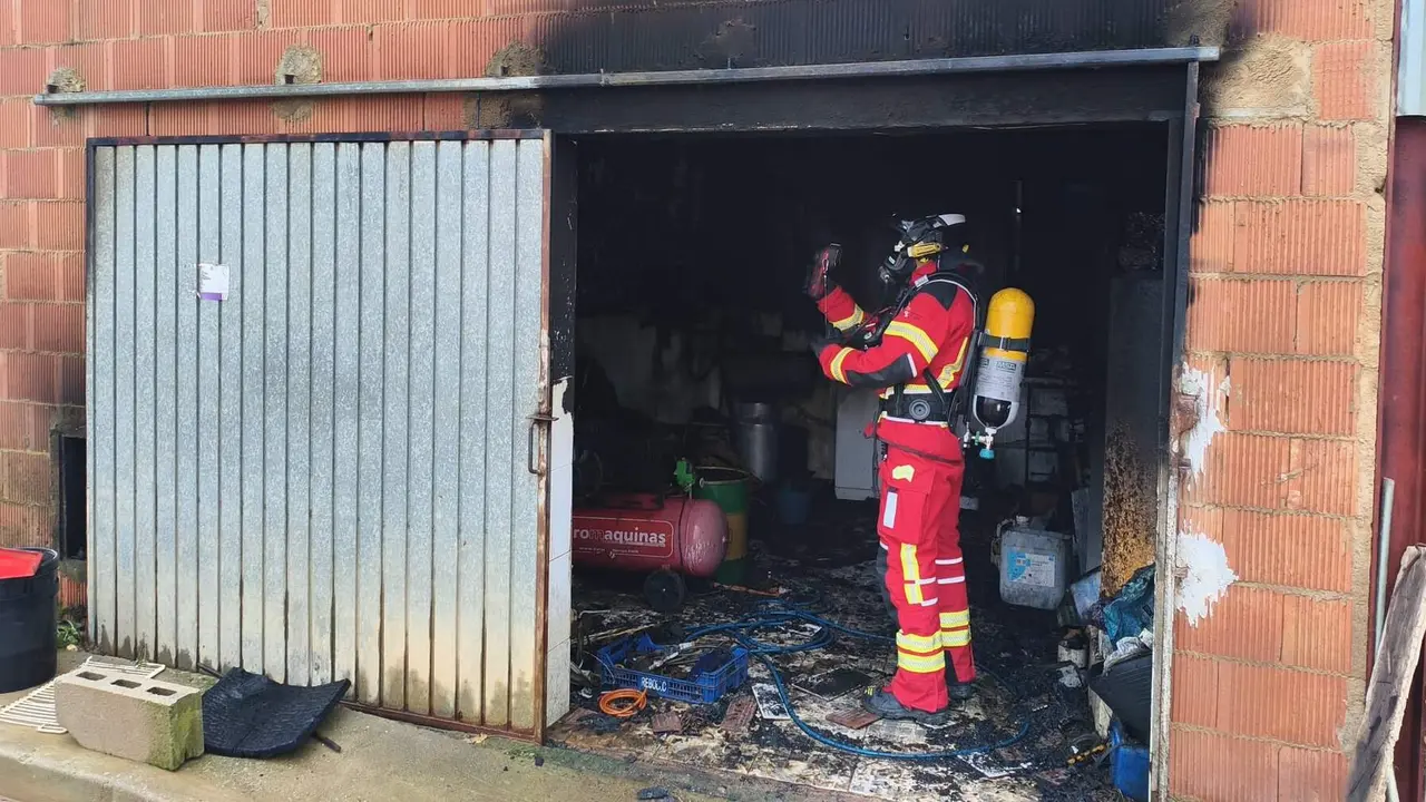 Los Bomberos del Sepeis del Parque de Valencia de Don Juan intervinieron este domingo en un incendio declarado en una vivienda en Nava de los Oteros. Foto: Sepeis