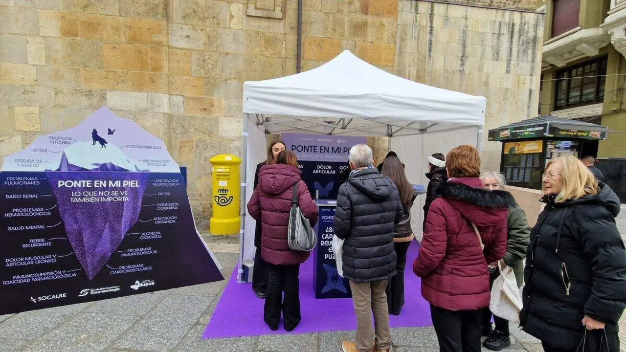 Una de las acciones de visibilidad realizadas durante el fin de semana en la plaza de San Marcelo de León.