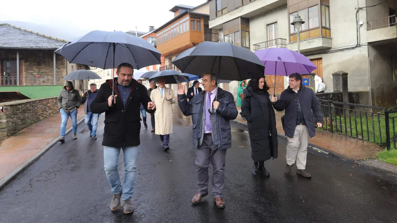 El consejero de Movilidad y Transformación Digital, José Luis Sanz Merino, durante su visita las obras de humanización de la travesía de Vega de Valcarce (León)