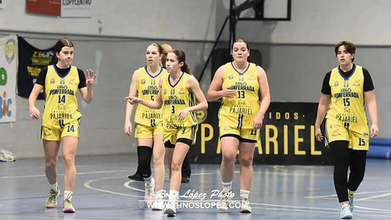 Las jugadoras del Pajariel, durante un lance del partido.