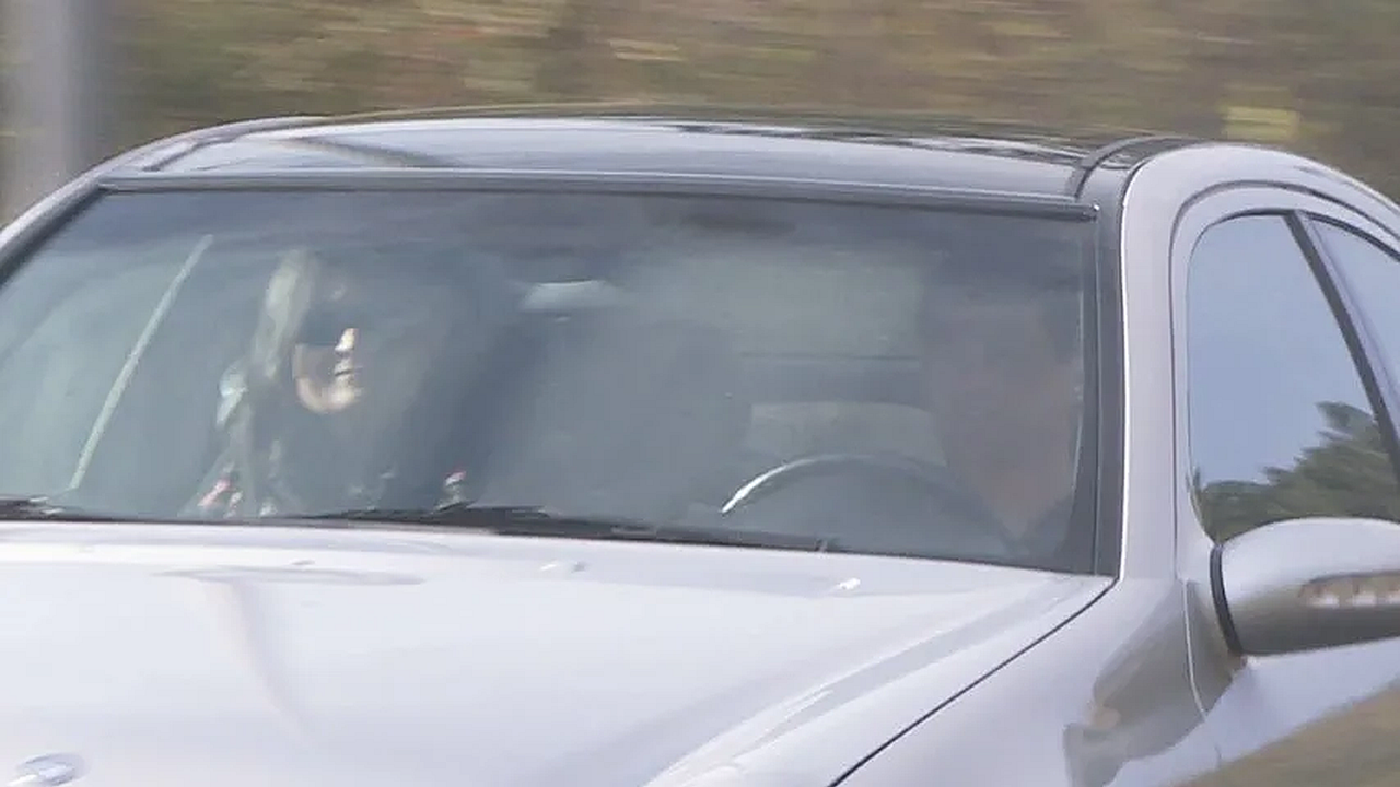 Triana Martínez, en el asiento del acompañante, abandona la cárcel de Villabona en una imagen de la TPA.