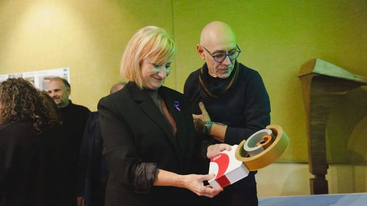 La consejera de Industria, Comercio y Empleo, Leticia García, inaugura la jornada ‘Únicos’.