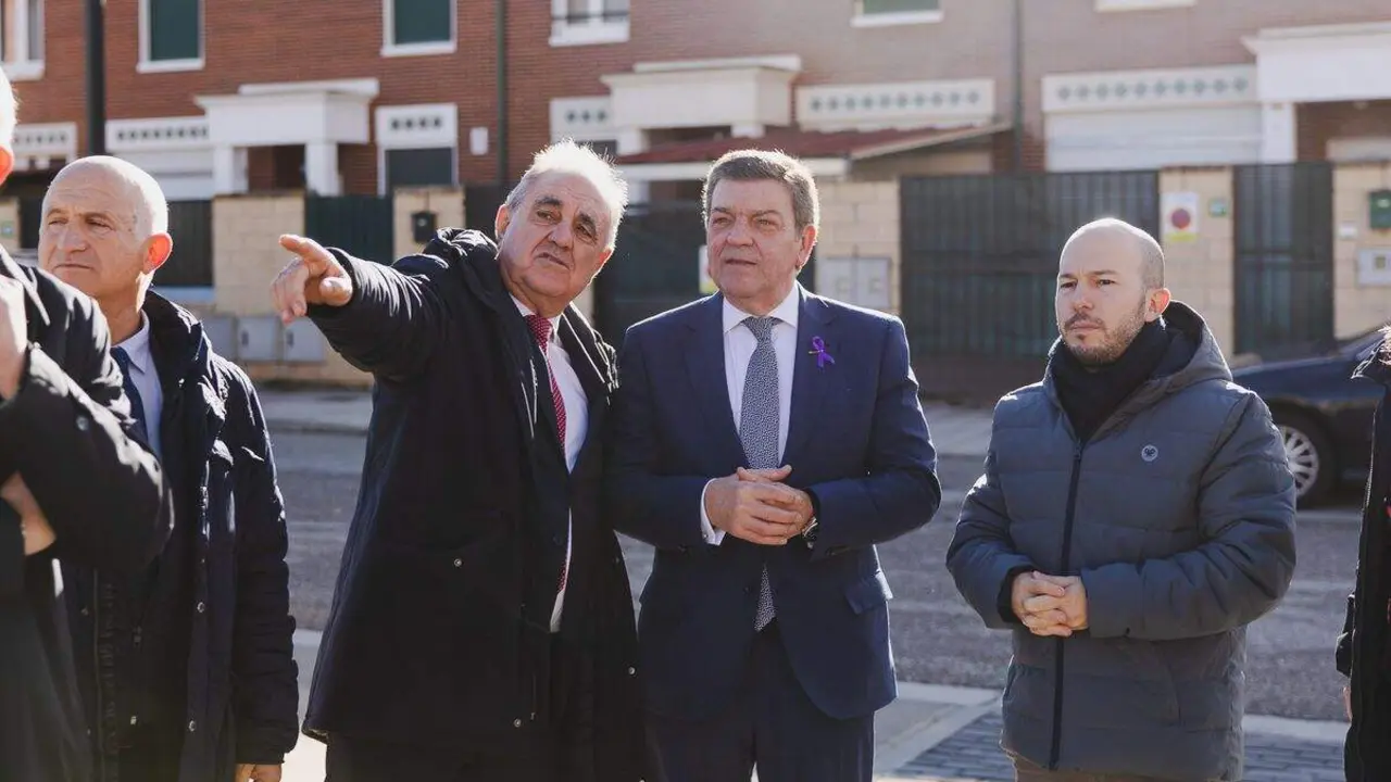 El consejero de la Presidencia, Luis Miguel González Gago, visita el resultado de las obras del nuevo aparcamiento en la calle Antonio Machado Boc y ofrece un balance presupuestario de la Cooperación Local General. Foto:  Lucía Burón Cabrero