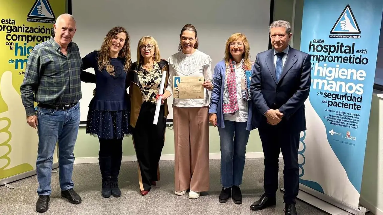 León reconoce a centros de salud y al Servicio de Urgencias por su compromiso con la higiene de manos. Boñar, Ribera del Esla, San Emiliano y Urgencias del CAULE reciben distintivos por su labor en seguridad del paciente.
