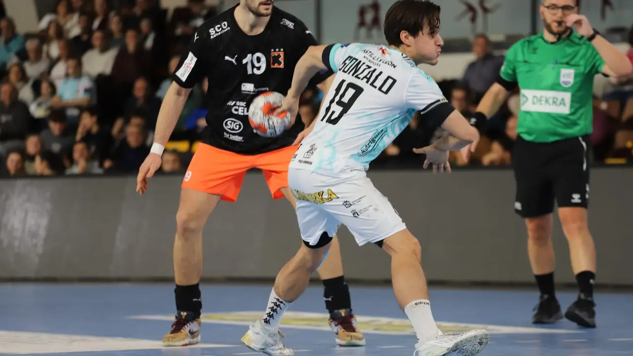 El Abanca Ademar se impone 30-27 tras un duelo de intercambio constante que condena al Kadetten Schaffhausen al último puesto del grupo y mantiene vivo al equipo de Dani Gordo antes del choque decisivo ante el Nexe. Fotos: Isaac Llamazares