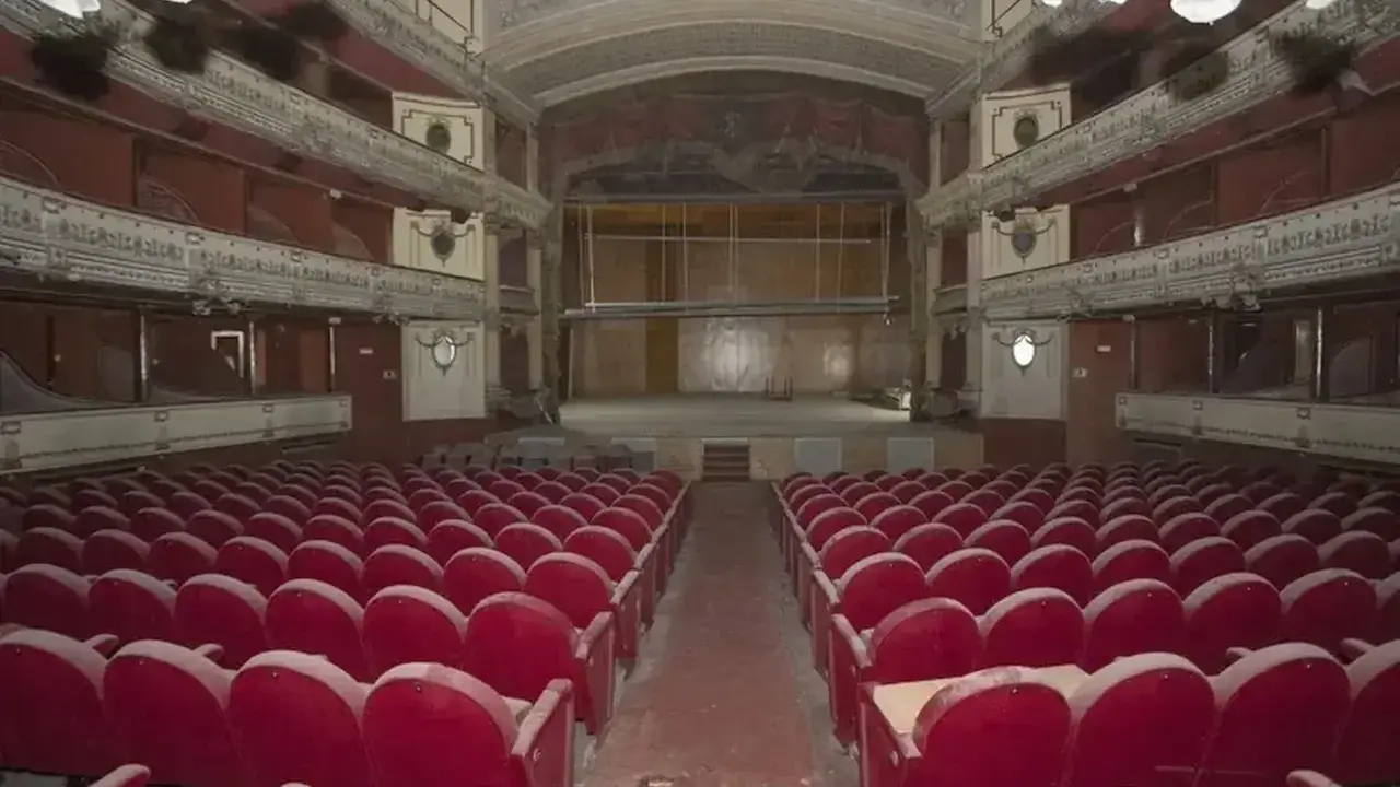 Estado actual que presenta el teatro Emperador, visiblemente deteriorado por dos décadas cerrado.