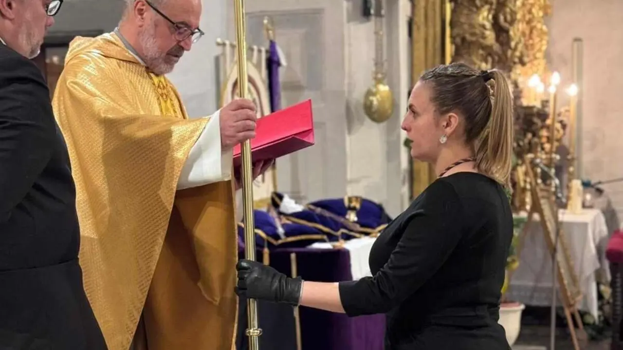 Alba González, nueva abadesa de la Cofradía de la Agonía tras su toma de posesión.