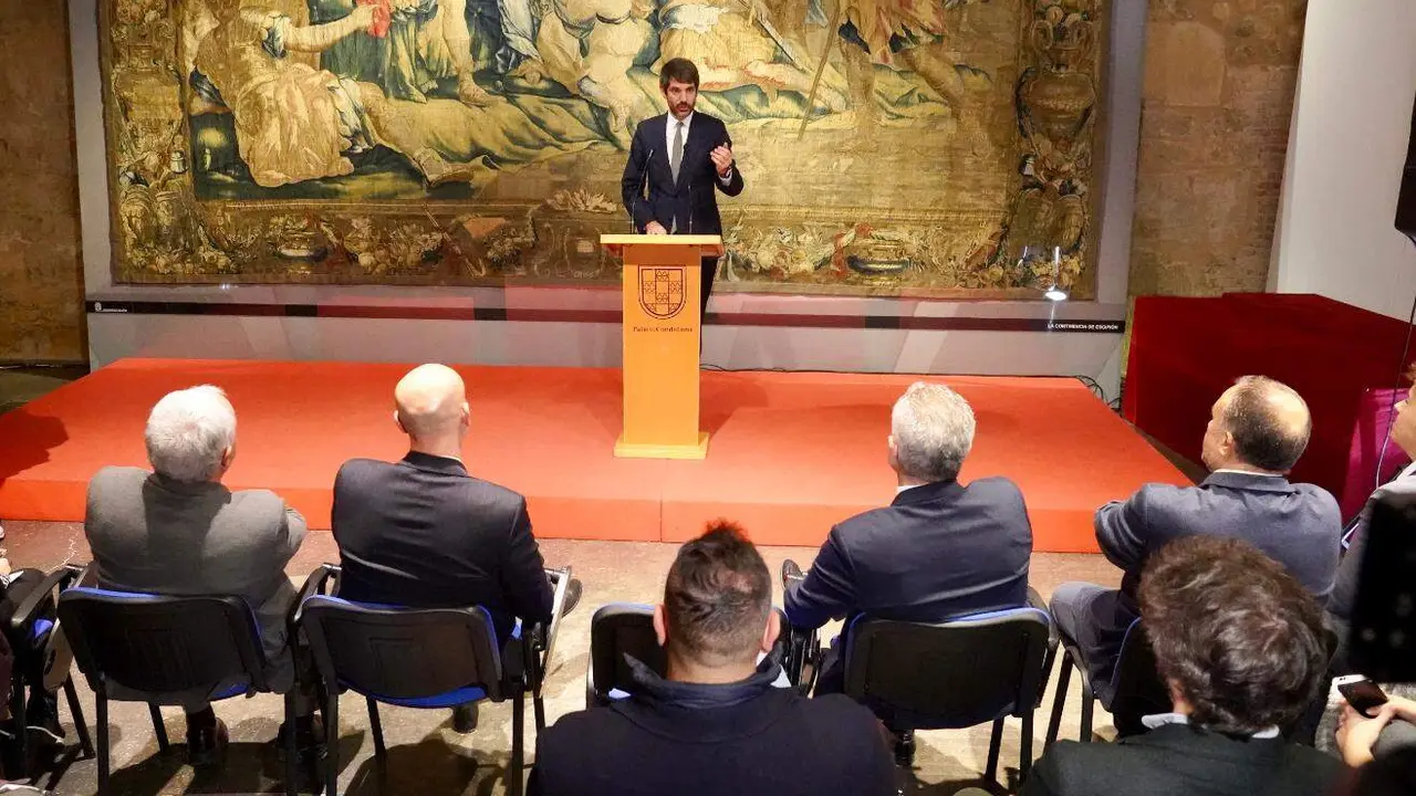 El ministro de Cultura, Ernest Urtasun y el alcalde de León, José Antonio Diez, presentan las obras del Teatro Emperador. Les acompañan el consejero de Cultura, Turismo y Deporte, Gonzalo Santonja y el presidente de la Diputación de León, Gerardo Álvarez Courel, y el delegado del Gobierno, Nicanor Sen, entre otras autoridades. Foto: Campillo