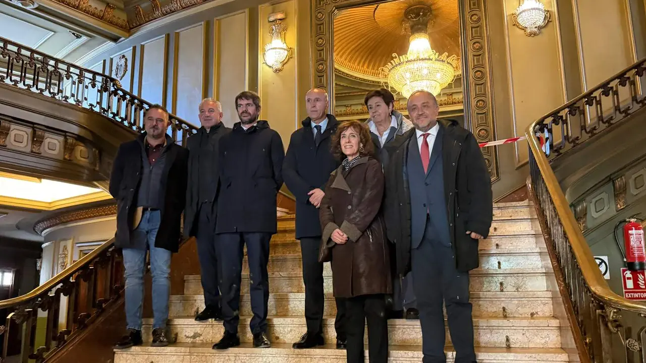 El ministro de Cultura, Ernest Urtasun, junto al alcalde de León, José Antonio Diez, el presidente de la Diputación, Gerardo Álvarez Courel, el consejero de Cultura, Gonzalo Santonja, el delegado del Gobierno, Nicanor Sen, la directora del INAEM, Paz Santa Cecilia Aristu, y el diputado de Cultura, Emilio Martínez, este miércoles en el Teatro Emperador de la capital leonesa. Foto: Gob. España