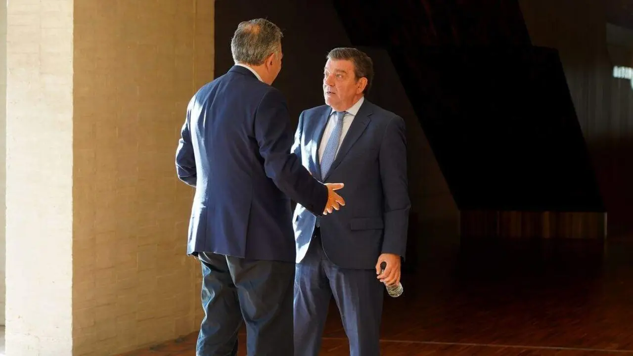 El consejero de la Presidencia, Luis Miguel González Gago, en los pasillos durante la segunda jornada del Pleno de las Cortes de Castilla y León.