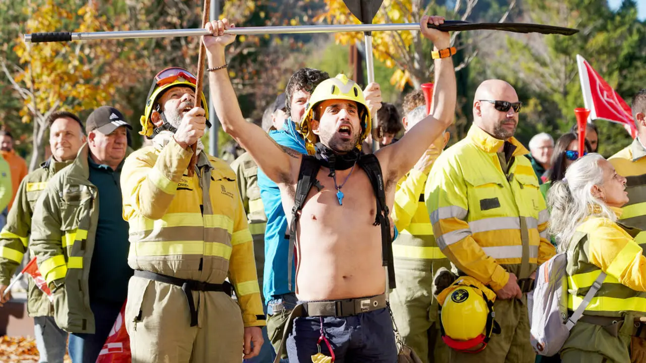 UGT, CCOO, CSIF, USCAL y CGT convocan una concentración frente a Las Cortes de Castilla y León con motivo de la votación de los dos decreto-ley que articulan el dispositivo antiincendios. Los portavoces designados por cada sindicato atienden a los medios antes de dar comienzo a la concentración