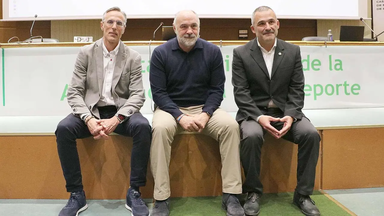 Pablo Laso, en el centro, durante el congreso celebrado en León.