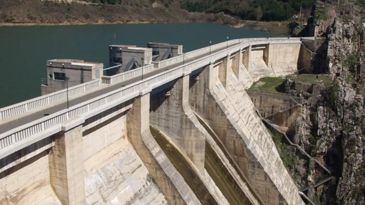 El Boletín Oficial del Estado publicó este jueves la primera de las licitaciones del Ministerio para la Transición Ecológica y el Reto Demográfico para la contratación por más de cinco millones de euros de los servicios de asistencia a la explotación, mantenimiento y conservación de un conjunto de ocho presas y balsas situadas en la parte leonesa de la Demarcación Hidrográfica del Duero.

En esta primera convocatoria se actuará sobre las presas de Barrios de Luna, Villameca, Selga de Ordás, Valdesamario y el azud de Santa Marina, así como las balsas de Matalobos, Santa María y Fontecha. El contrato tiene un valor estimado de 5.206.116,13 euros y un plazo de ejecución de 36 meses, prorrogable por 24 meses adicionales.

Esta licitación forma parte de un plan más amplio de la Dirección General del Agua, que destinará casi 30 millones de euros en cinco años a la conservación, mantenimiento y explotación de presas estatales en la demarcación. La estrategia busca garantizar el suministro hídrico, reforzar su seguridad y garantizar su correcto funcionamiento.

La Confederación Hidrográfica del Duero gestiona un total de 51 presas -26 de ellas de categoría A-, 14 balsas y 1.950 kilómetros de canales principales, entre otras infraestructuras. Estas permiten garantizar el abastecimiento a más de un millón y medio de habitantes y el riego a más de 375.000 hectáreas, así como cumplir con otra serie de funciones, como laminación de avenidas, aprovechamiento hidroeléctrico o el uso recreativo.