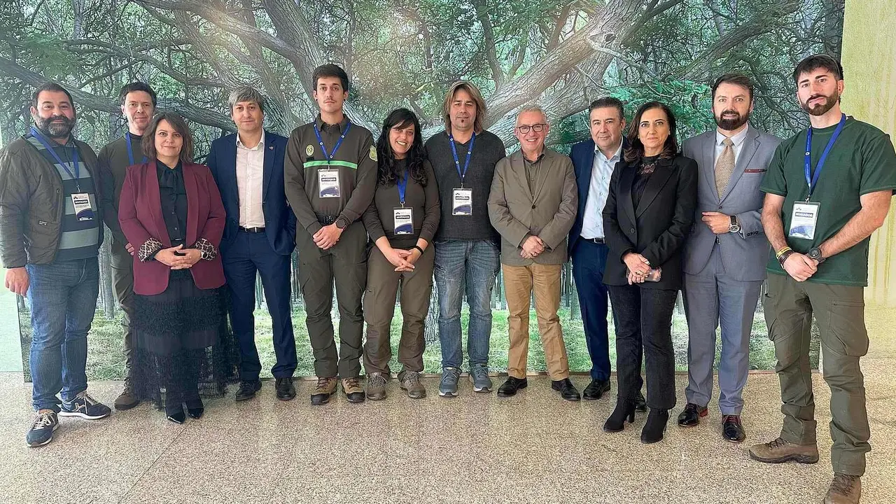 Agentes medioambientales junto a representantes de UPL y Soria YA!.