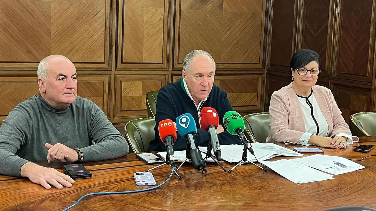 Rueda de prensa ofrecida por L&oacute;pez Sendino, junto a dos de sus concejales.