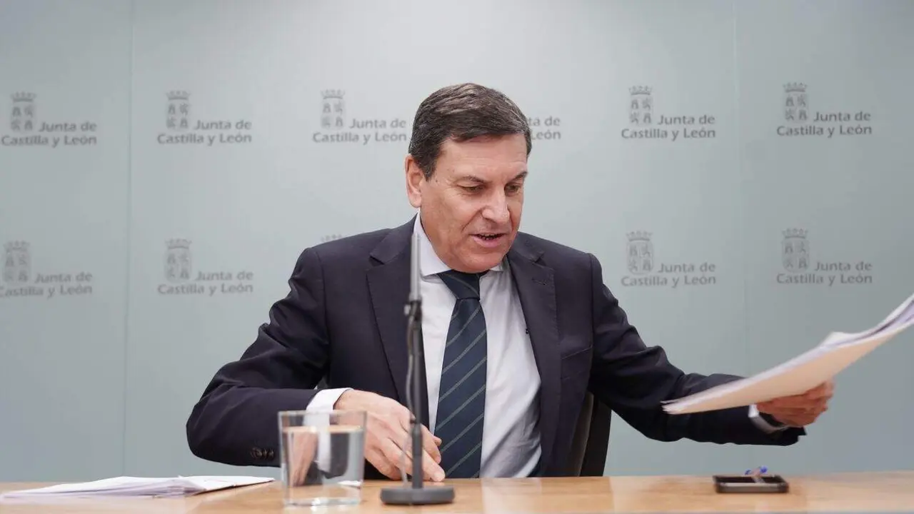 El consejero de Economía y Hacienda y portavoz, Carlos Fernández Carriedo, comparece en rueda de prensa posterior al Consejo de Gobierno.