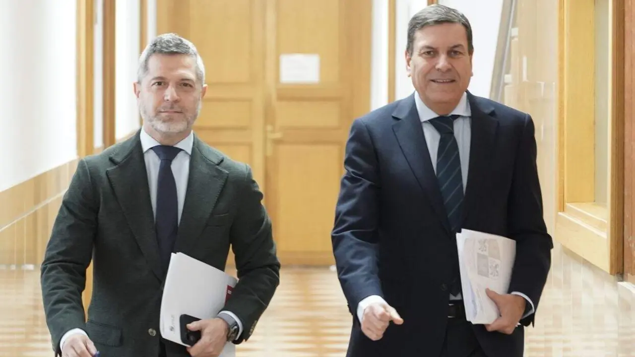 El consejero de Economía y Hacienda y portavoz, Carlos Fernández Carriedo, comparece en rueda de prensa posterior al Consejo de Gobierno.