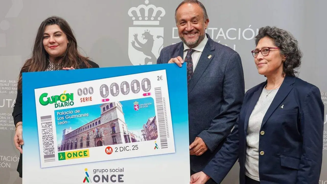 El presidente de la Diputación, Gerardo Álvarez Courel, presenta el cupón de la ONCE con la imagen del Palacio de los Guzmanes